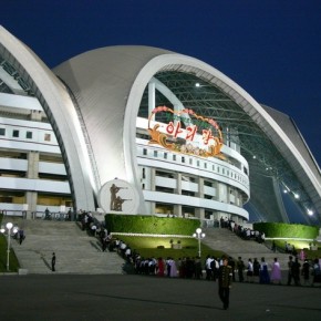 КНДР. Самый большой стадион в мире